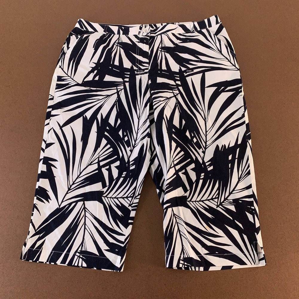 Hearts Of Palm Womens Size 14 White Navy Floral Pocketed Bermuda Shorts New